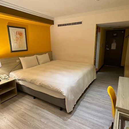 Lily Hotel Kaohsiung Bagian luar foto