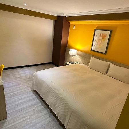 Lily Hotel Kaohsiung Bagian luar foto