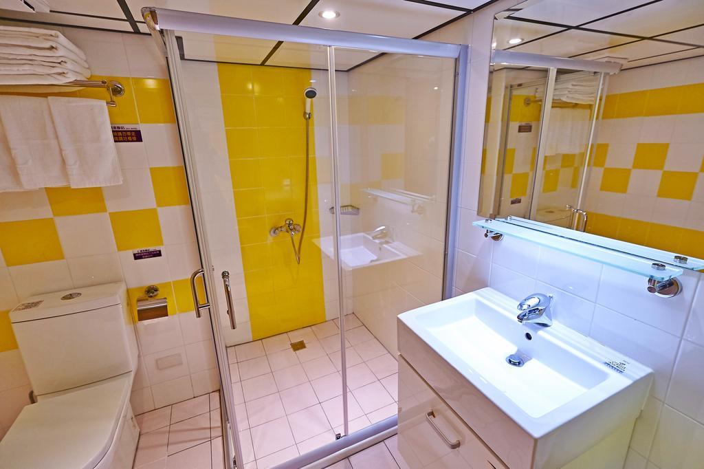 Lily Hotel Kaohsiung Bagian luar foto