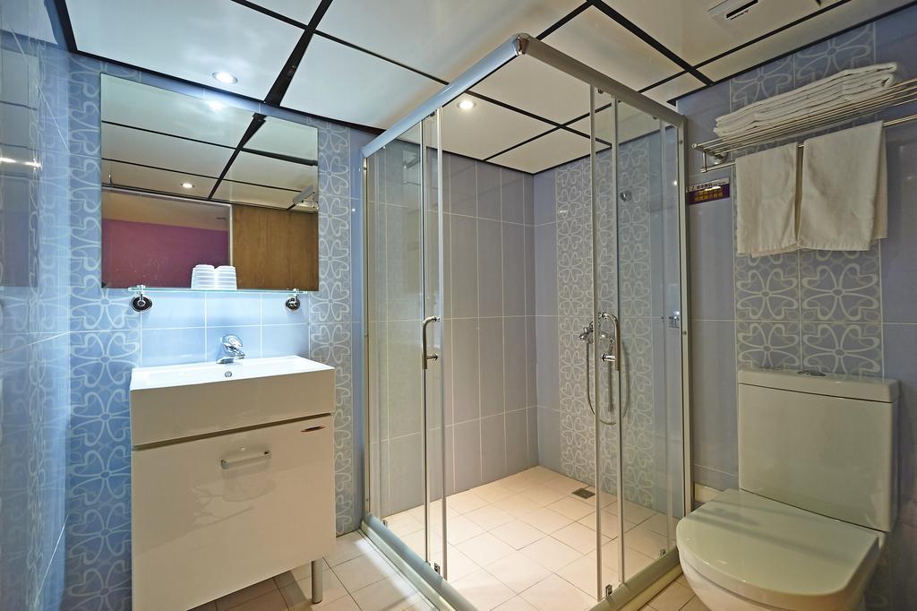 Lily Hotel Kaohsiung Bagian luar foto