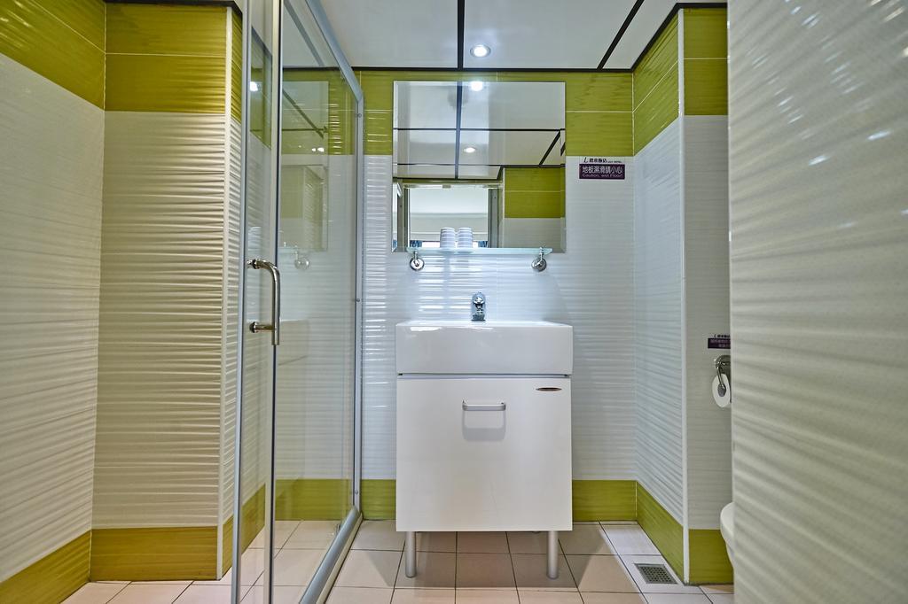 Lily Hotel Kaohsiung Bagian luar foto
