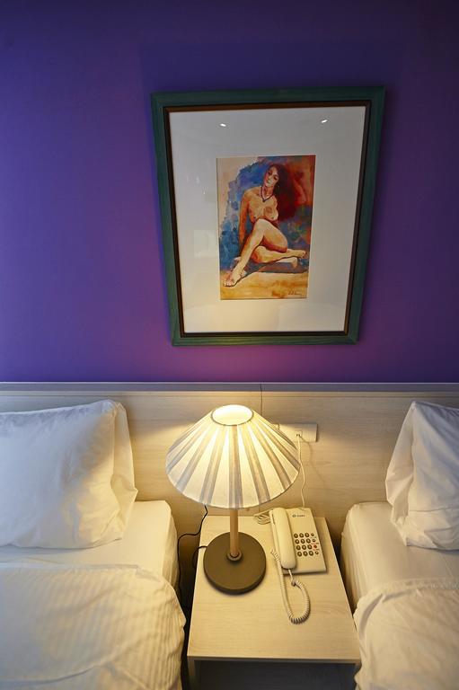 Lily Hotel Kaohsiung Bagian luar foto