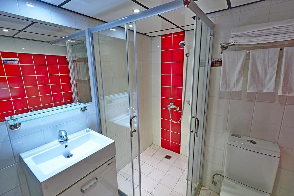 Lily Hotel Kaohsiung Bagian luar foto